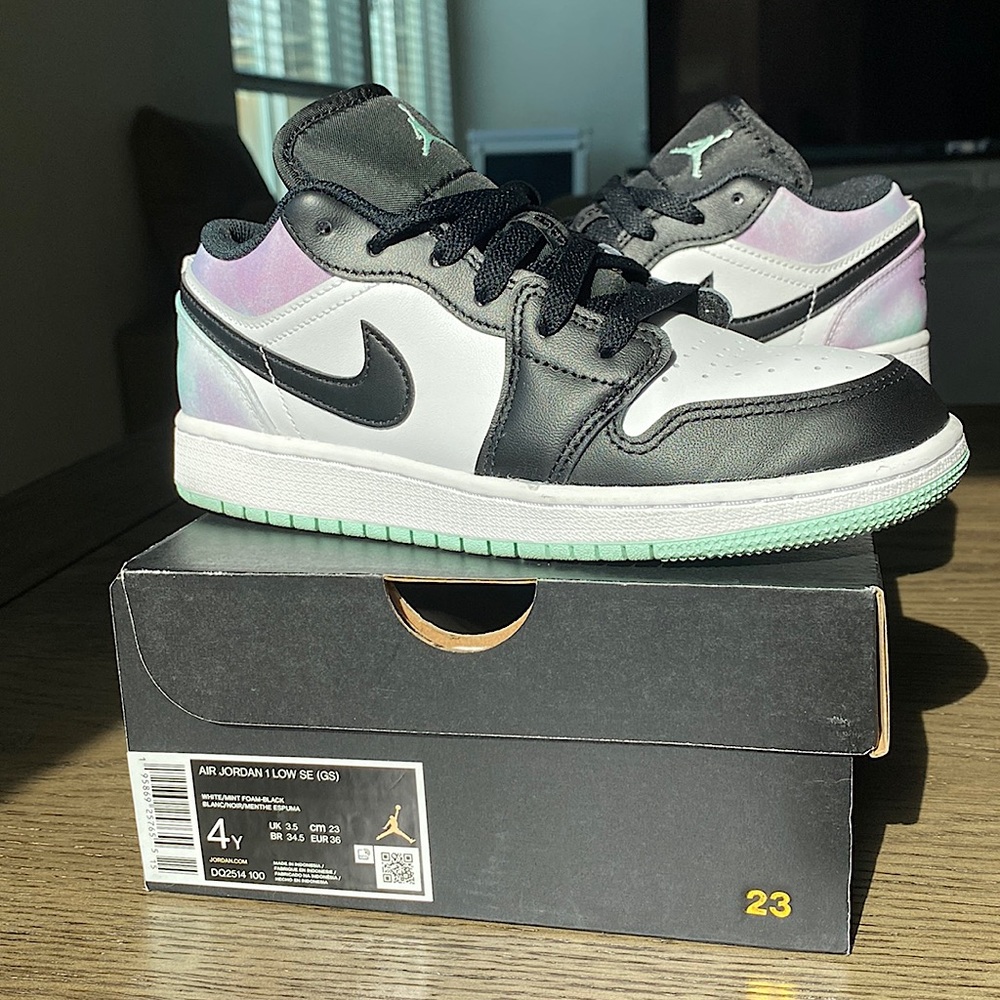 Jordan 1 Low SE "White/Mint Foam/Black/Light Bordeaux" (GS)